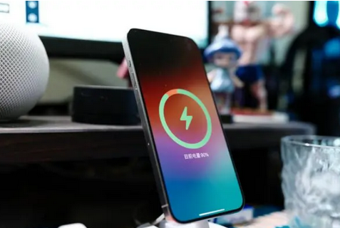 蕉岭苹果15换屏服务分享用什么充电器给iPhone15充电更好 
